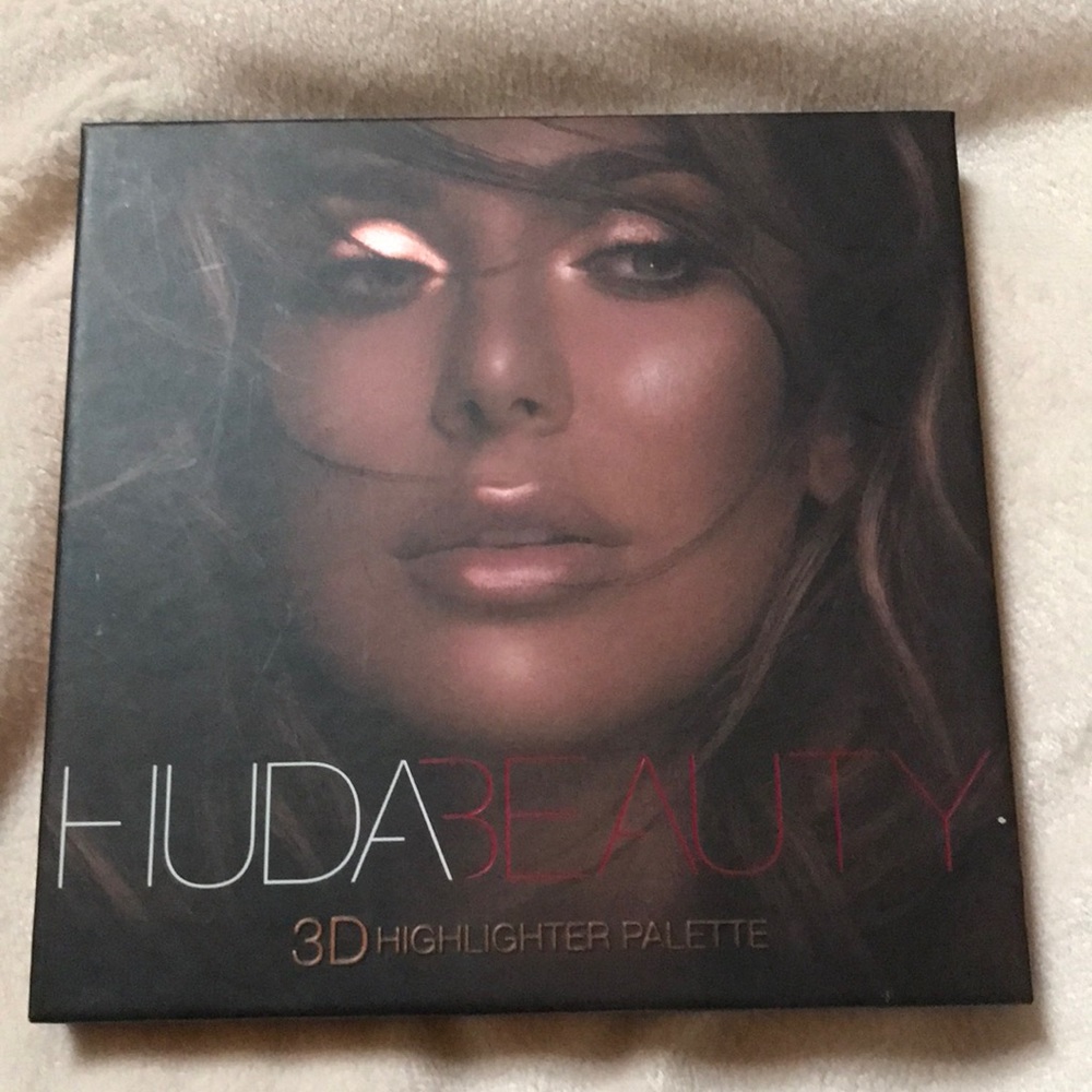 HUDA BEAUTY 3D HIGHLIGHTER PALETTE NWOT